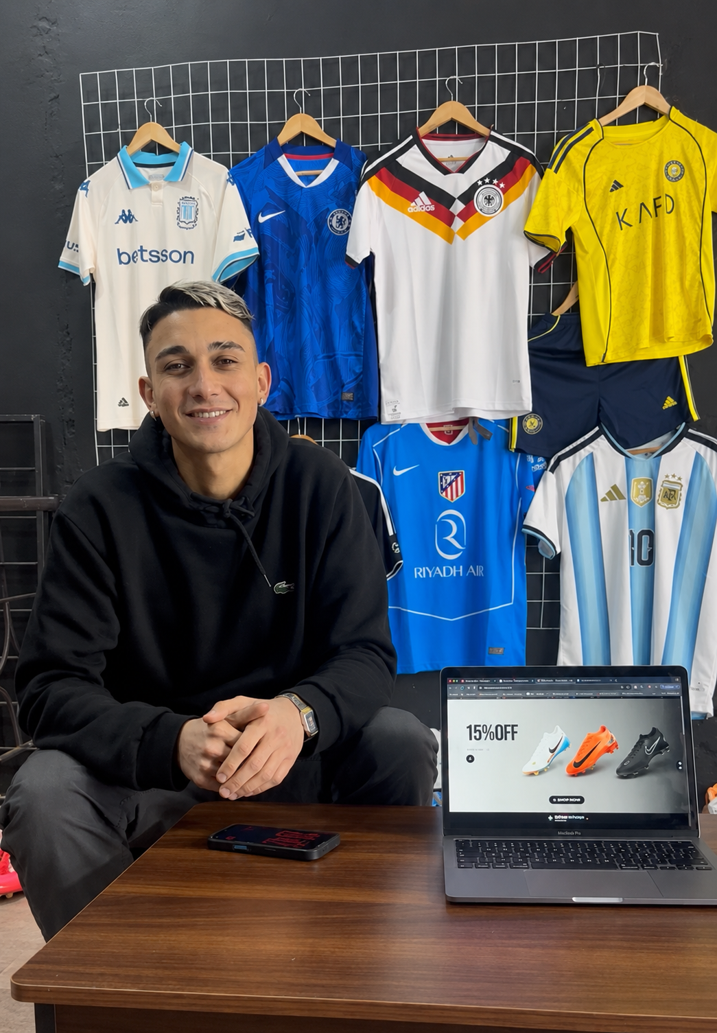 Alejandro de Elite Shop en su local junto a la plataforma e-commerce